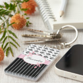 名前の白黒ダマスク織のシックなピンクの花柄 キーホルダー (正面右)