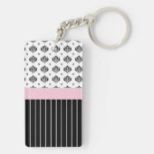 名前の白黒ダマスク織のシックなピンクの花柄 キーホルダー (裏面)