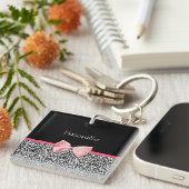 名前の粋なヒョウのプリントそしてピンクのリボン キーホルダー (正面右)