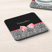 名前の粋なヒョウのプリントそしてピンクのリボン コースター (左側)