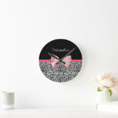 名前の粋なヒョウのプリントそしてピンクのリボン ラウンド壁時計 (ホーム)