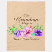 名前の追加または編集 – この祖母はフローラに属する フリースブランケット (正面)