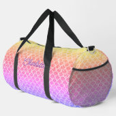 名前の追加イエローピンクメイブマーメイドはかりで測 ダッフルバッグ (右コーナー)