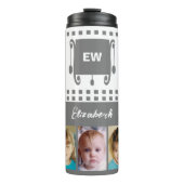 名前の追加イニシャルの写真のコラージュ白い灰色 タンブラー (正面)