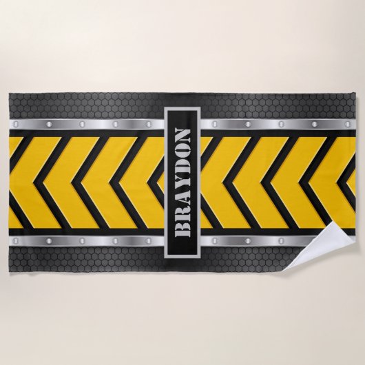 名前の追加ブラックイエローシルバーメタルルック&矢印 ビーチタオル (正面)