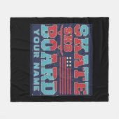 名前の追加文字スケートボードSK8 USAフラグ赤い青 フリースブランケット (正面(横))