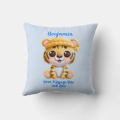 名前の追加文字、ベビータイガーと帽子（青） クッション (裏面)