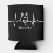 名前の追加文字、黒のドイツの羊飼いのハートビート 缶クーラー (裏面)