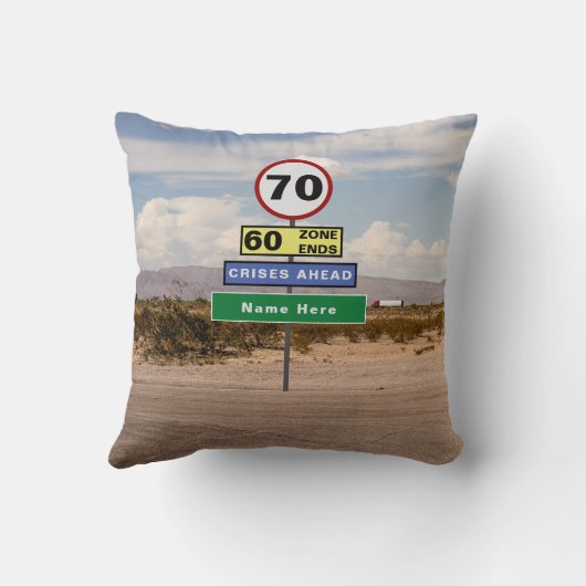 名前の追加70番目の誕生日おもしろいシンボルや象徴旅行 クッション (裏面)