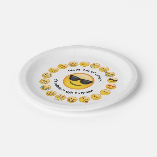 名前の追加 – 絵文字バースデーパーティーパーソナライズされた ペーパープレート (アングル)