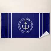 名前の追加、青い白の航海のいかりとストライプ ビーチタオル (正面)