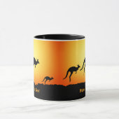 名前の追加， Kangaroos at Sunset Dusk金ゴールドon Black マグカップ (中央)