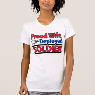 名前の配置された兵士の誇り高い妻 Tシャツ