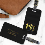 名前の金ゴールドフェイクでパーソナライズMrs.ブラックストライプ ラゲッジタグ<br><div class="desc">黒スタイリッシュパーソナライズされた色の模様の背景に対しフェイクて金ゴールドフォイルのブラシスクリプトで「ミセスストライプ」という語を使用したラゲッジタグ。新しい素晴らしお祝い結婚やお祝い。暗い背景に対して自分の名前を目立たせもして、フォントの色を明るい色に変更するか、金ゴールドのような色を使用するには、このカラーコード#c6a74dを使用する。このラベルをカスタマイズするには、プレースホルダの文字を情報に置き換え、フォントの変更や「サイズ」ボタンのサイズの変更などクリックの詳細なオプションを表示します。*ズームプレビューに表示されるZazzle透かしは、最終印刷製品には表示されないことに注意。©ローズウッド、柑橘類</div>