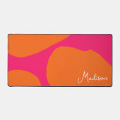 名前はっきりした付き明るいホットピンクとオレンジ デスクマット (正面)