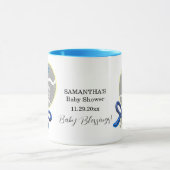 名前は男の子の赤ちゃんシャワー青いガラガラのママ マグカップ (中央)