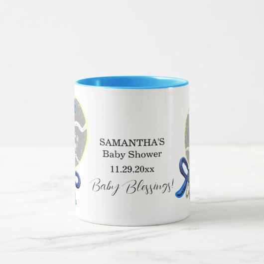 名前は男の子の赤ちゃんシャワー青いガラガラのママ マグカップ (中央)