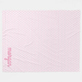 名前またはイニシャル付きピンクの三角形チェック フリースブランケット (正面(横))