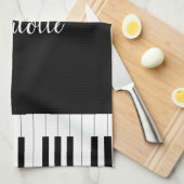 名前をカスタマイズした白黒の鍵のピアノ キッチンタオル (四つ折り)