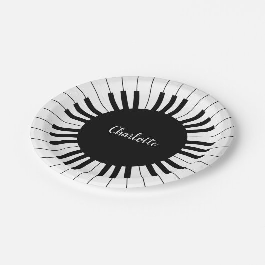 名前をカスタマイズした白黒の鍵のピアノ ペーパープレート (アングル)