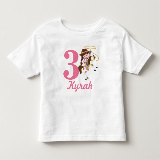 名前をカスタムするおよび年齢の女性のカーボーイの誕生日 トドラーTシャツ (正面)