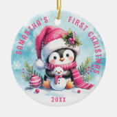 名前をカスタムするかわいいペンギンピンク初めてのクリスマス セラミックオーナメント (正面)