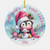 名前をカスタムするかわいいペンギンピンク初めてのクリスマス セラミックオーナメント (裏面)