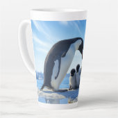 名前をカスタムするかわいいペンギン カフェラテマグ (左アングル)