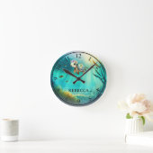 名前をカスタムするかわいい亀の海背景の子供 ラウンド壁時計 (ホーム)