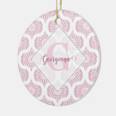 名前をカスタムするかわいらしピンク70s紙吹雪レースマンダラ セラミックオーナメント (左)