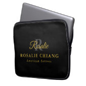 名前をカスタムするとタイトルノートパソコンのケース（モノグラム） ラップトップスリーブ (正面左)