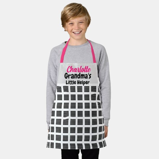 名前をカスタムすると文字のピンクストリングパタ市松模様にーン エプロン (着用した状態)