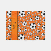 名前をカスタムするのおもしろいのオレンジサッカーボールのオレンジのストライブ柄 フリースブランケット (正面(横))