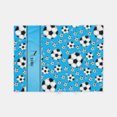 名前をカスタムするのおもしろいのスカイブルーのサッカーボールの青い縞 フリースブランケット (正面(横))