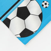 名前をカスタムするのおもしろいのスカイブルーのサッカーボールの青い縞 フリースブランケット (角)