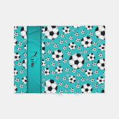 名前をカスタムするのおもしろいのターコイズのサッカーボールおよびストライブ柄 フリースブランケット (正面(横))