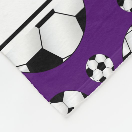 名前をカスタムするのおもしろいの紫色のサッカーボールの白のストライブ柄 フリースブランケット (角)