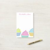 名前をカスタムするのかわいいカラフルケーキの付箋 ポストイット (デスク上)