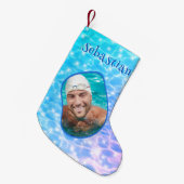 名前をカスタムするのきらめく水面の波紋が泳ぐ スモールクリスマスストッキング (正面 (吊り時))