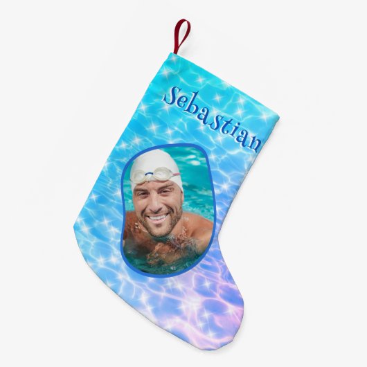 名前をカスタムするのきらめく水面の波紋が泳ぐ スモールクリスマスストッキング (正面 (吊り時))