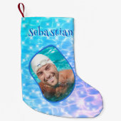 名前をカスタムするのきらめく水面の波紋が泳ぐ スモールクリスマスストッキング (正面)