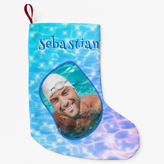 名前をカスタムするのきらめく水面の波紋が泳ぐ スモールクリスマスストッキング (正面)
