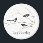 名前をカスタムするのカササギ族は全て マグネット<br><div class="desc">オリジナルの手絵を描水の色のプリントこのMagpie家族の木の中で彼らは通常引用文家族と行うようにチャットすべて。コテ素晴らしタゴコア、国、または家の素朴装飾。誕生日素晴らしの贈り物、報酬、クリスマス、またはいつでも鳥やマグパイを愛する誰かのための贈り物が必要な場合。名カスタマイズ前</div>