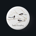 名前をカスタムするのカササギ族は全て 缶バッジ<br><div class="desc">オリジナルの手絵を描水の色のプリントこのMagpie家族の木の中で彼らは通常引用文家族と行うようにチャットすべて。コテ素晴らしタゴコア、国、または家の素朴装飾。誕生日素晴らしの贈り物、報酬、クリスマス、またはいつでも鳥やマグパイを愛する誰かのための贈り物が必要な場合。名カスタマイズ前</div>