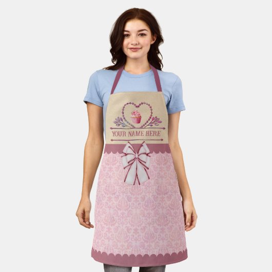 名前をカスタムするのキッチンピンクのカップケーキとエレガント弓 エプロン (着用した状態)