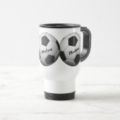 名前をカスタムするのサッカーボールのマグ トラベルマグ (正面右)