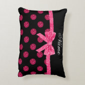 名前をカスタムするのショッキングピンクのグリッターの水玉模様の弓 アクセントクッション (裏面(縦))