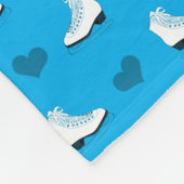 名前をカスタムするのスカイブルーおよびハートの青い縞はスケートで滑ります フリースブランケット (角)