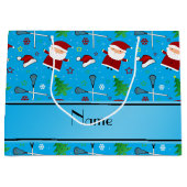 名前をカスタムするのスカイブルーのラクロスのクリスマスパターン ラージペーパーバッグ (正面)