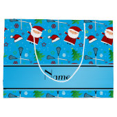 名前をカスタムするのスカイブルーのラクロスのクリスマスパターン ラージペーパーバッグ (裏面)